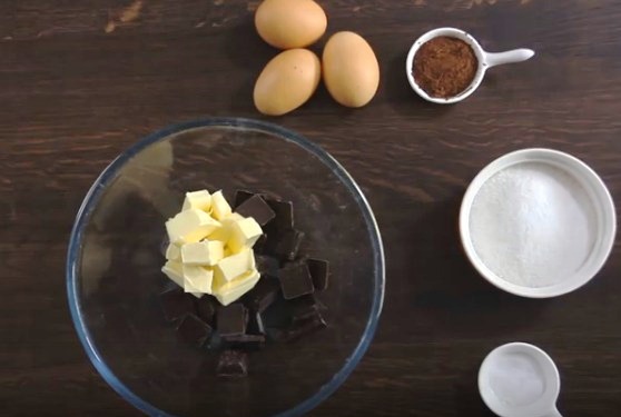 Thơm mát bánh chocolate với mousse cà phê siêu mềm ẩm - Ảnh 1.