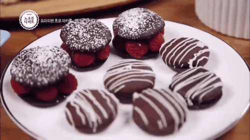 Bạn sẽ không thể tin chiếc bánh chocolate vừa ngon vừa đẹp này được làm bằng chảo - Ảnh 9. Bạn sẽ không thể tin chiếc bánh chocolate vừa ngon vừa đẹp này được làm bằng chảo - Ảnh 9.