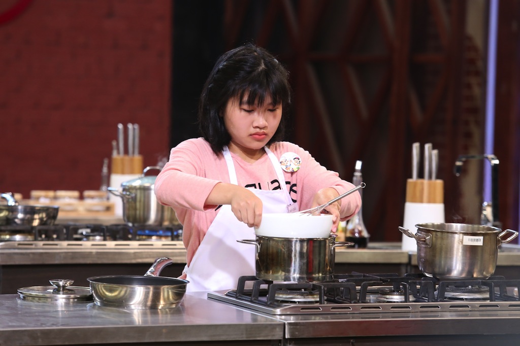 MasterChef nhí: Cậu bé 9 tuổi bức xúc dùm các bạn nữ bị loại - Ảnh 12. MasterChef nhí: Cậu bé 9 tuổi bức xúc dùm các bạn nữ bị loại - Ảnh 12.