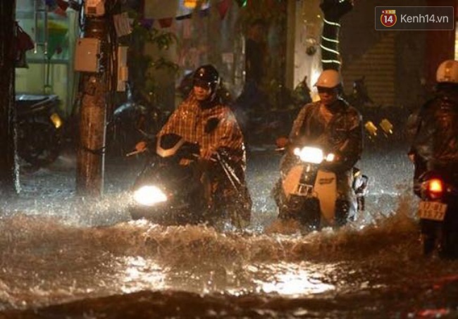 Hà Nội đang ảnh hưởng bão, mưa to gió giật kinh hoàng, nhiều tuyến phố đã ngập - Ảnh 6.