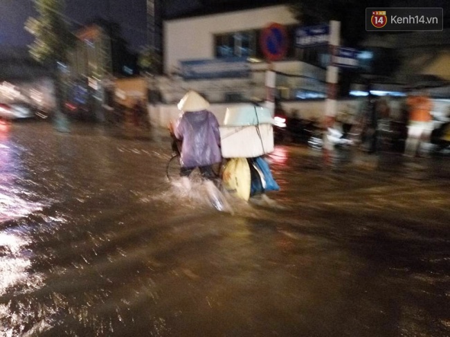 Hà Nội đang ảnh hưởng bão, mưa to gió giật kinh hoàng, nhiều tuyến phố đã ngập - Ảnh 17.
