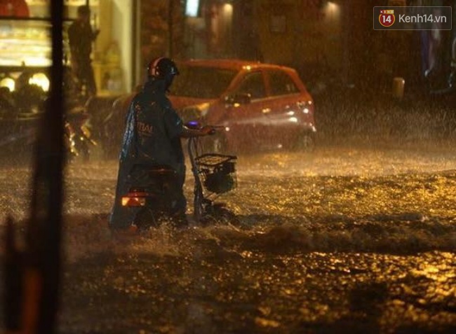 Hà Nội đang ảnh hưởng bão, mưa to gió giật kinh hoàng, nhiều tuyến phố đã ngập - Ảnh 15.