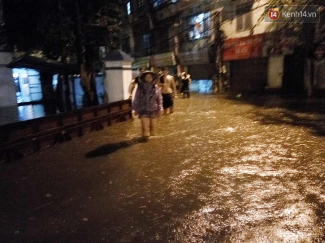 Hà Nội đang ảnh hưởng bão, mưa to gió giật kinh hoàng, nhiều tuyến phố đã ngập - Ảnh 16.