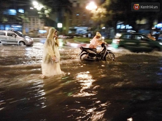Hà Nội đang ảnh hưởng bão, mưa to gió giật kinh hoàng, nhiều tuyến phố đã ngập - Ảnh 18.