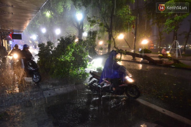 Hà Nội đang ảnh hưởng bão, mưa to gió giật kinh hoàng, nhiều tuyến phố đã ngập - Ảnh 10.
