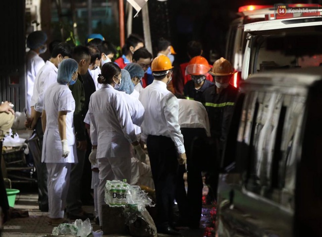 [ẢNH] Đưa 13 người tử vong trong vụ cháy quán karaoke ở Hà Nội ra ngoài - Ảnh 8.