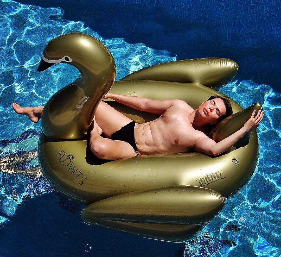 Chiêm ngưỡng khuôn mặt cứng như nhựa của búp bê Ken thủng mũi - Ảnh 3. Chiêm ngưỡng khuôn mặt cứng như nhựa của búp bê Ken thủng mũi - Ảnh 3.