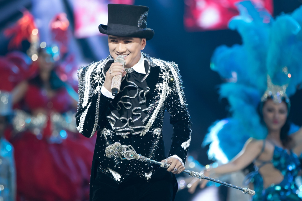 Liveshow 20 năm ca hát của Đàm Vĩnh Hưng: Hoành tráng, màu sắc như Las Vegas thu nhỏ - Ảnh 24. Liveshow 20 năm ca hát của Đàm Vĩnh Hưng: Hoành tráng, màu sắc như Las Vegas thu nhỏ - Ảnh 24.