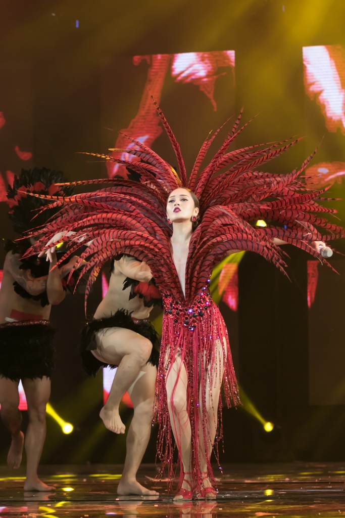Liveshow 20 năm ca hát của Đàm Vĩnh Hưng: Hoành tráng, màu sắc như Las Vegas thu nhỏ - Ảnh 7. Liveshow 20 năm ca hát của Đàm Vĩnh Hưng: Hoành tráng, màu sắc như Las Vegas thu nhỏ - Ảnh 7.