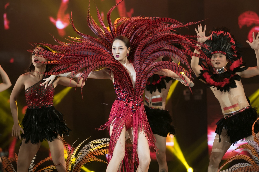 Liveshow 20 năm ca hát của Đàm Vĩnh Hưng: Hoành tráng, màu sắc như Las Vegas thu nhỏ - Ảnh 8. Liveshow 20 năm ca hát của Đàm Vĩnh Hưng: Hoành tráng, màu sắc như Las Vegas thu nhỏ - Ảnh 8.