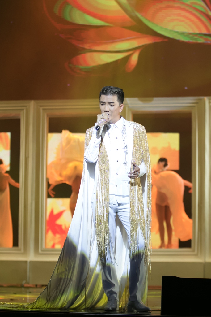 Liveshow 20 năm ca hát của Đàm Vĩnh Hưng: Hoành tráng, màu sắc như Las Vegas thu nhỏ - Ảnh 10. Liveshow 20 năm ca hát của Đàm Vĩnh Hưng: Hoành tráng, màu sắc như Las Vegas thu nhỏ - Ảnh 10.