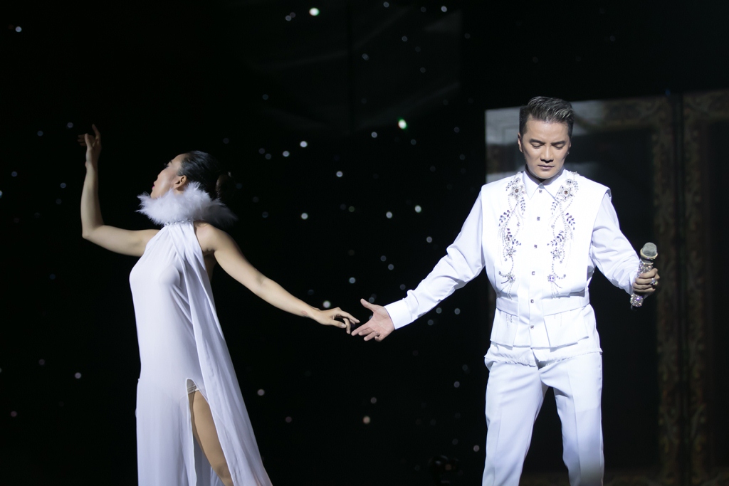 Liveshow 20 năm ca hát của Đàm Vĩnh Hưng: Hoành tráng, màu sắc như Las Vegas thu nhỏ - Ảnh 9. Liveshow 20 năm ca hát của Đàm Vĩnh Hưng: Hoành tráng, màu sắc như Las Vegas thu nhỏ - Ảnh 9.