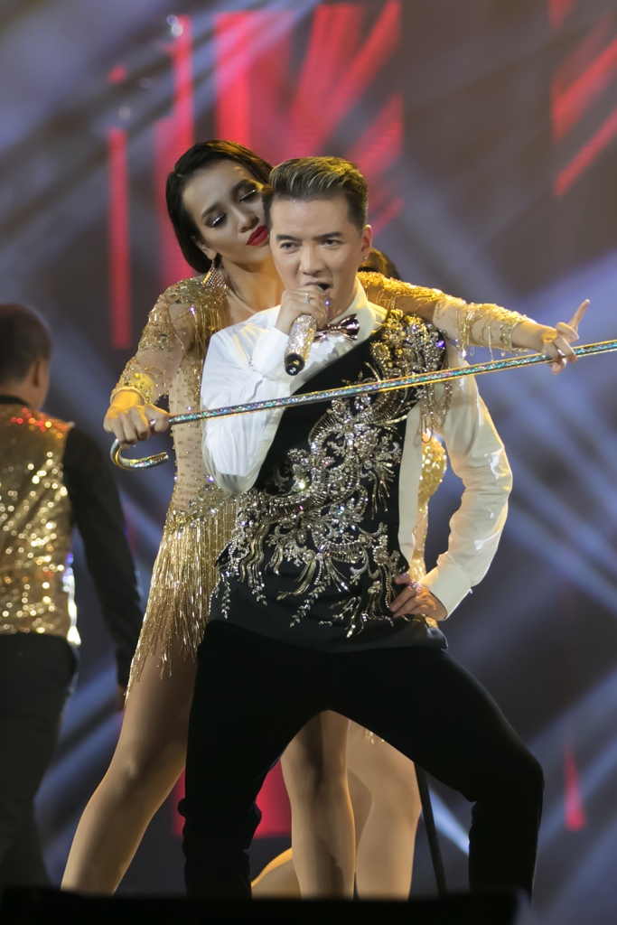 Liveshow 20 năm ca hát của Đàm Vĩnh Hưng: Hoành tráng, màu sắc như Las Vegas thu nhỏ - Ảnh 6. Liveshow 20 năm ca hát của Đàm Vĩnh Hưng: Hoành tráng, màu sắc như Las Vegas thu nhỏ - Ảnh 6.
