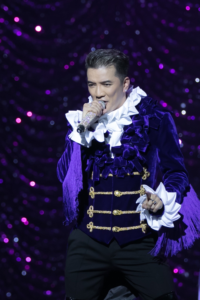 Liveshow 20 năm ca hát của Đàm Vĩnh Hưng: Hoành tráng, màu sắc như Las Vegas thu nhỏ - Ảnh 15. Liveshow 20 năm ca hát của Đàm Vĩnh Hưng: Hoành tráng, màu sắc như Las Vegas thu nhỏ - Ảnh 15.
