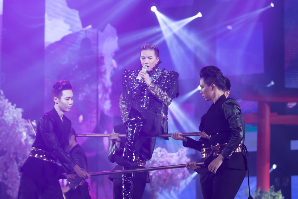 Liveshow 20 năm ca hát của Đàm Vĩnh Hưng: Hoành tráng, màu sắc như Las Vegas thu nhỏ - Ảnh 13. Liveshow 20 năm ca hát của Đàm Vĩnh Hưng: Hoành tráng, màu sắc như Las Vegas thu nhỏ - Ảnh 13.