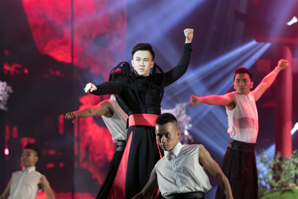 Liveshow 20 năm ca hát của Đàm Vĩnh Hưng: Hoành tráng, màu sắc như Las Vegas thu nhỏ - Ảnh 30. Liveshow 20 năm ca hát của Đàm Vĩnh Hưng: Hoành tráng, màu sắc như Las Vegas thu nhỏ - Ảnh 30.