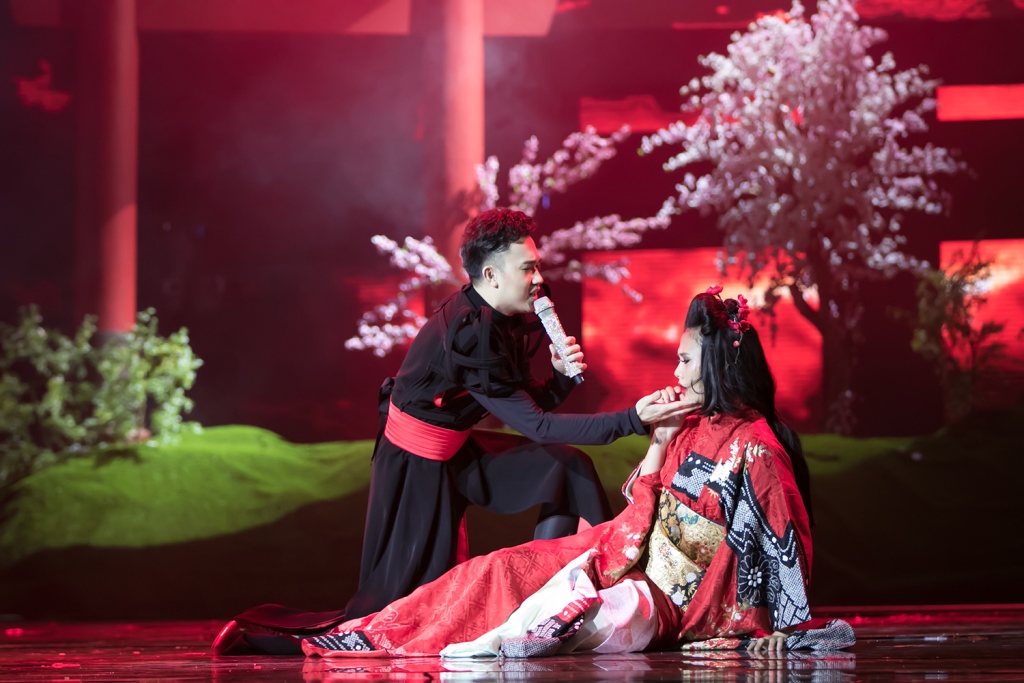 Liveshow 20 năm ca hát của Đàm Vĩnh Hưng: Hoành tráng, màu sắc như Las Vegas thu nhỏ - Ảnh 31. Liveshow 20 năm ca hát của Đàm Vĩnh Hưng: Hoành tráng, màu sắc như Las Vegas thu nhỏ - Ảnh 31.