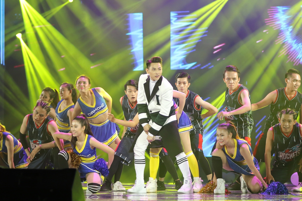 Liveshow 20 năm ca hát của Đàm Vĩnh Hưng: Hoành tráng, màu sắc như Las Vegas thu nhỏ - Ảnh 34. Liveshow 20 năm ca hát của Đàm Vĩnh Hưng: Hoành tráng, màu sắc như Las Vegas thu nhỏ - Ảnh 34.