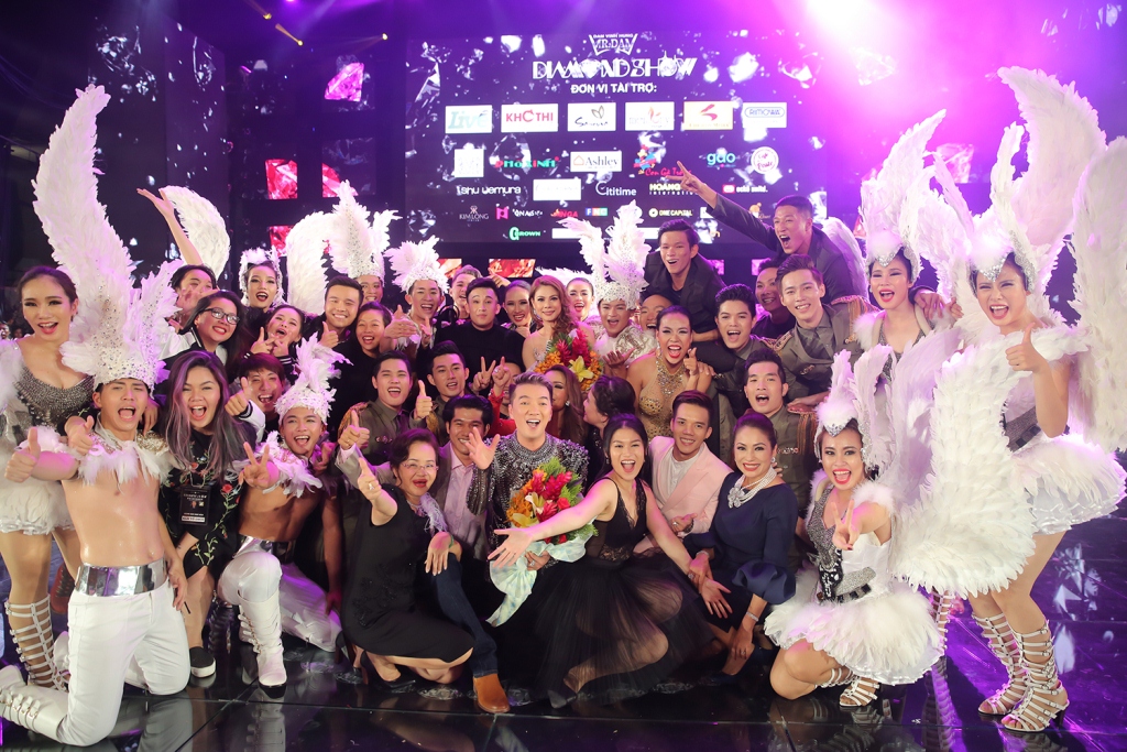 Liveshow 20 năm ca hát của Đàm Vĩnh Hưng: Hoành tráng, màu sắc như Las Vegas thu nhỏ - Ảnh 38. Liveshow 20 năm ca hát của Đàm Vĩnh Hưng: Hoành tráng, màu sắc như Las Vegas thu nhỏ - Ảnh 38.