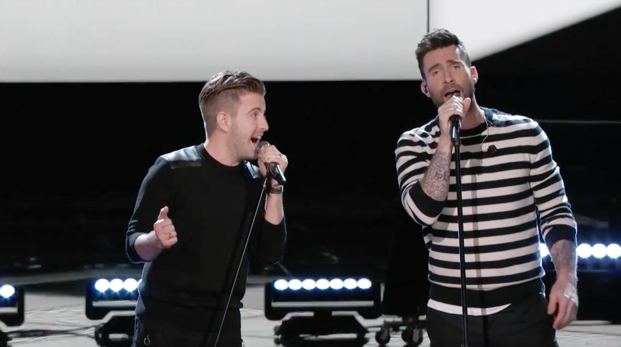 Adam Levine bỏ bê Billy Gilman trong Chung kết The Voice? - Ảnh 1. Adam Levine bỏ bê Billy Gilman trong Chung kết The Voice? - Ảnh 1.
