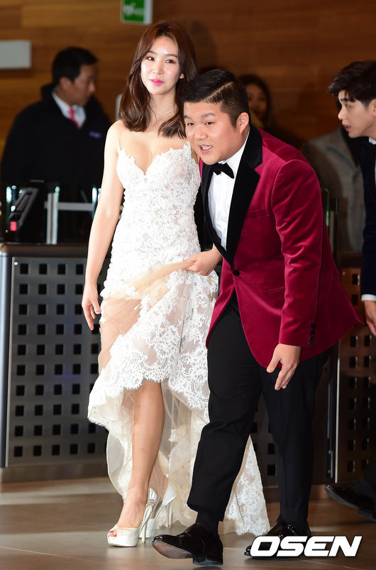 Thảm đỏ MBC Entertainment Awards: Lee Sung Kyung xinh như công chúa, dàn diễn viên khoe ngực sexy - Ảnh 5.
