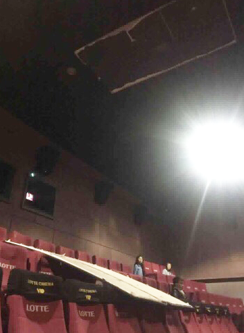 Hà Nội: Mảng trần nhà ở rạp chiếu phim Lotte Keangnam rơi trúng đầu, cô gái trẻ nhập viện cấp cứu - Ảnh 1.