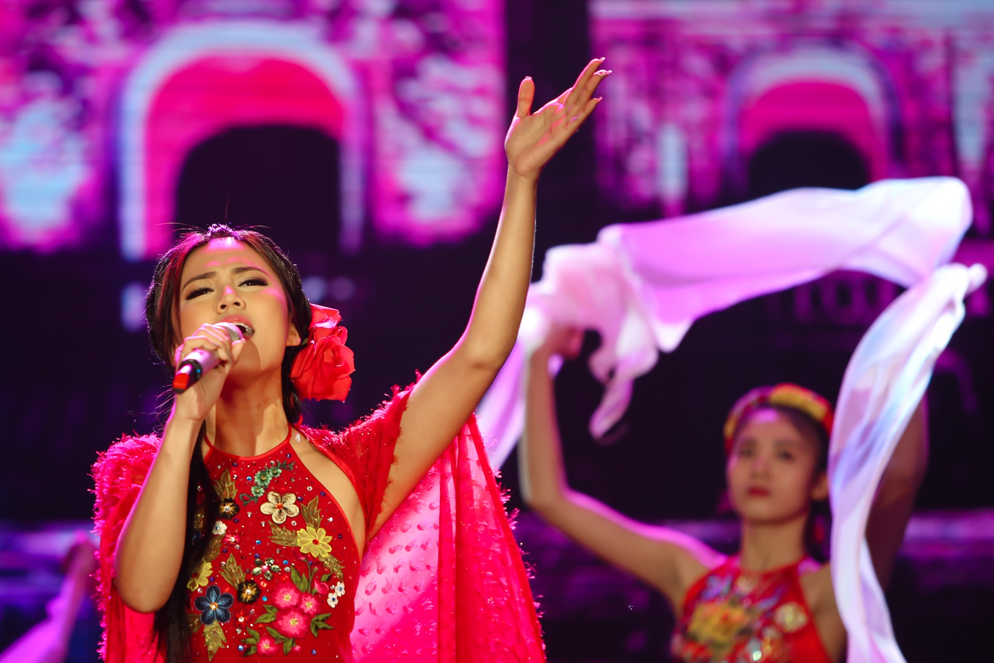 Thu Minh bất chợt nhắc về Hương Tràm trên sóng truyền hình - Ảnh 11. Thu Minh bất chợt nhắc về Hương Tràm trên sóng truyền hình - Ảnh 11.