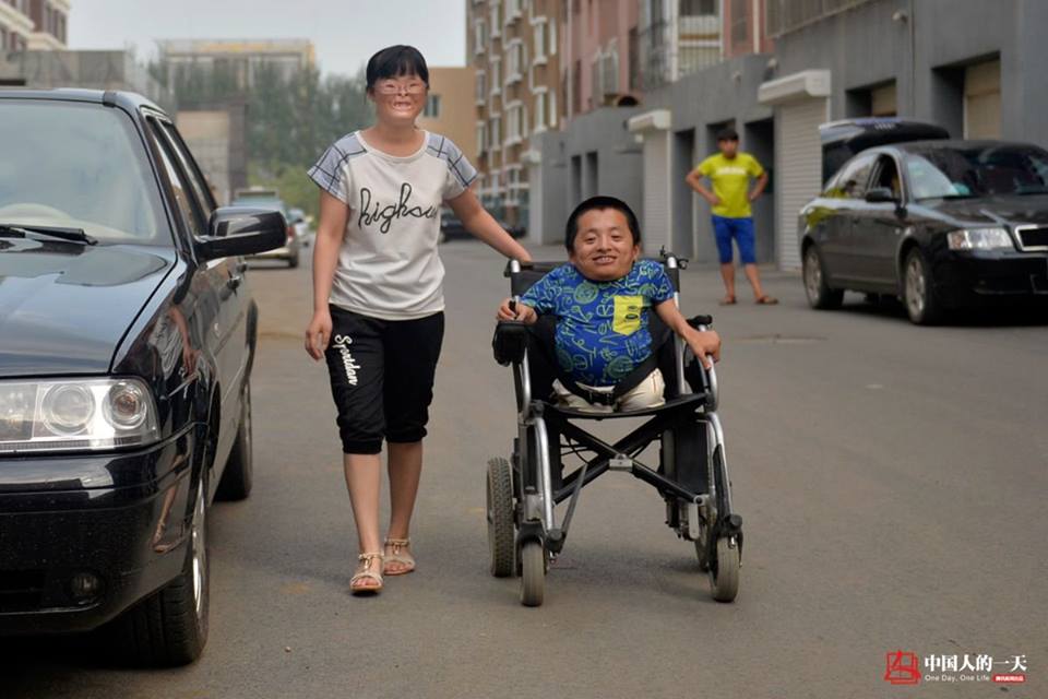 Ngôn tình đời thực của cặp đôi vợ cao, chồng thấp 80cm - Ảnh 1. Ngôn tình đời thực của cặp đôi vợ cao, chồng thấp 80cm - Ảnh 1.