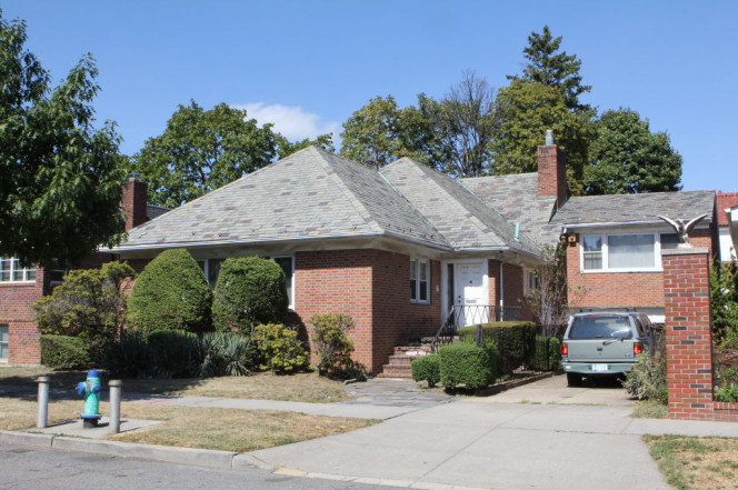 Cụ bà đồng nát không hay biết xác con trai nằm trong nhà suốt 20 năm vì quá nhiều rác - Ảnh 1. Cụ bà đồng nát không hay biết xác con trai nằm trong nhà suốt 20 năm vì quá nhiều rác - Ảnh 1.