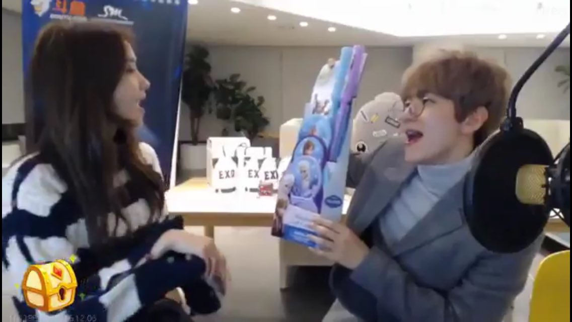 Baekhyun được fan gán ghép với Yoona khi ngồi sát ân cần chỉ dạy cho đàn chị - Ảnh 5. Baekhyun được fan gán ghép với Yoona khi ngồi sát ân cần chỉ dạy cho đàn chị - Ảnh 5.