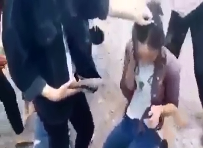 2 nữ sinh ở Nghệ An bị đánh hội đồng dã man vì không trả lời tin nhắn facebook? - Ảnh 1. 2 nữ sinh ở Nghệ An bị đánh hội đồng dã man vì không trả lời tin nhắn facebook? - Ảnh 1.