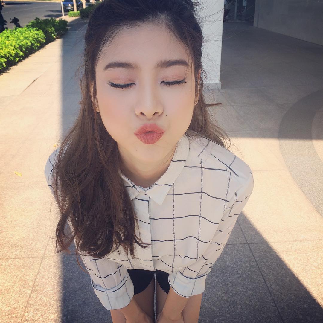 Lục Instagram của loạt hot girl Việt tìm ra 5 màu son hot phá đảo thời gian này - Ảnh 9. Lục Instagram của loạt hot girl Việt tìm ra 5 màu son hot phá đảo thời gian này - Ảnh 9.