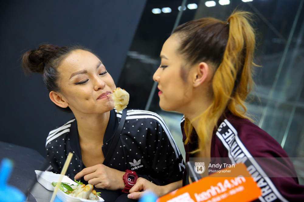 Đói chưa nhỉ? - Cùng Mai Ngô, Lilly Nguyễn lạc vào thiên đường đồ ăn vặt Hong Kong ở Sài Gòn - Ảnh 3. Đói chưa nhỉ? - Cùng Mai Ngô, Lilly Nguyễn lạc vào thiên đường đồ ăn vặt Hong Kong ở Sài Gòn - Ảnh 3.