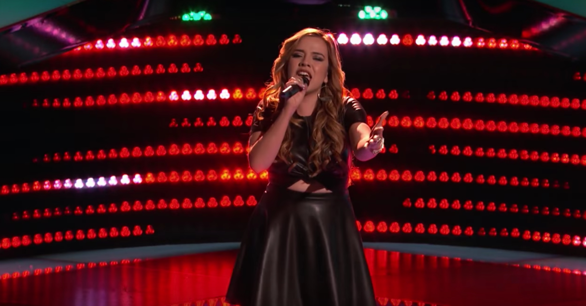 Blake Shelton bất ngờ đòi ôm Adam Levine khiến khán giả thích thú - Ảnh 8. Blake Shelton bất ngờ đòi ôm Adam Levine khiến khán giả thích thú - Ảnh 8.