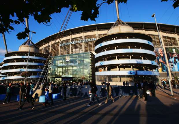 Vì sao sân Etihad của Man City lại nồng nặc mùi tỏi? - Ảnh 2.