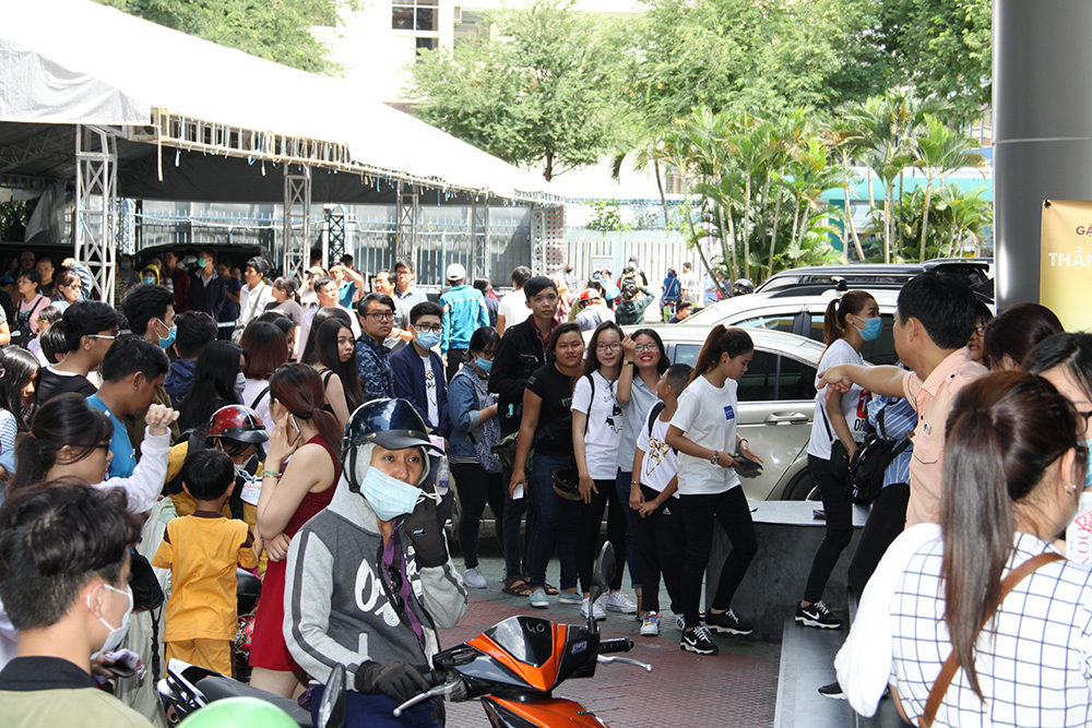 Ông Cao Thắng ôm từ phía sau, bí mật cùng fan mừng sinh nhật sớm cho Đông Nhi - Ảnh 11. Ông Cao Thắng ôm từ phía sau, bí mật cùng fan mừng sinh nhật sớm cho Đông Nhi - Ảnh 11.