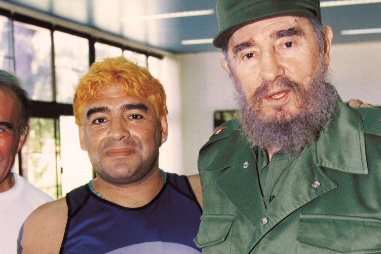 Maradona khóc không ngừng khi hay tin cựu chủ tịch Cuba Fidel Castro qua đời - Ảnh 2. Maradona khóc không ngừng khi hay tin cựu chủ tịch Cuba Fidel Castro qua đời - Ảnh 2.