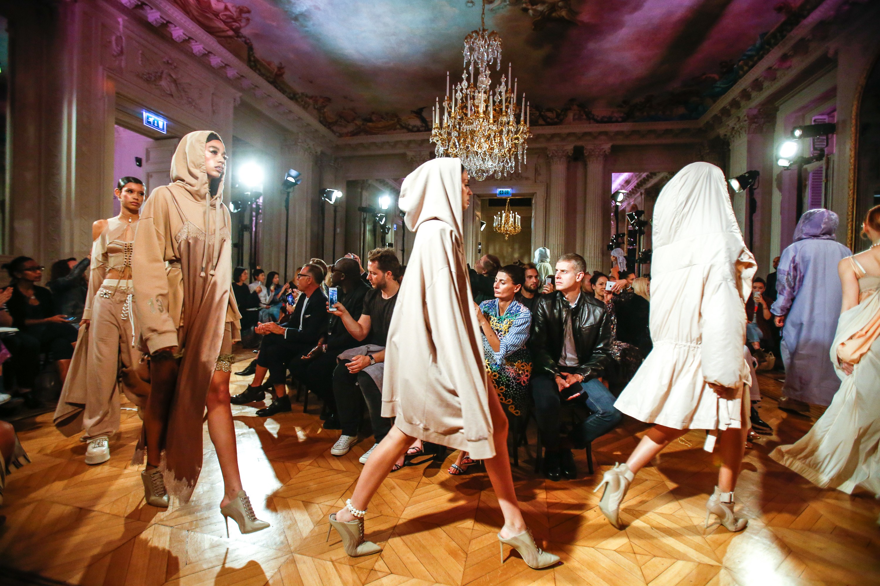 Mặc nội y đi giày thể thao? Rihanna vừa cho ra đời show Fenty x Puma như thế đấy! - Ảnh 17. Mặc nội y đi giày thể thao? Rihanna vừa cho ra đời show Fenty x Puma như thế đấy! - Ảnh 17.