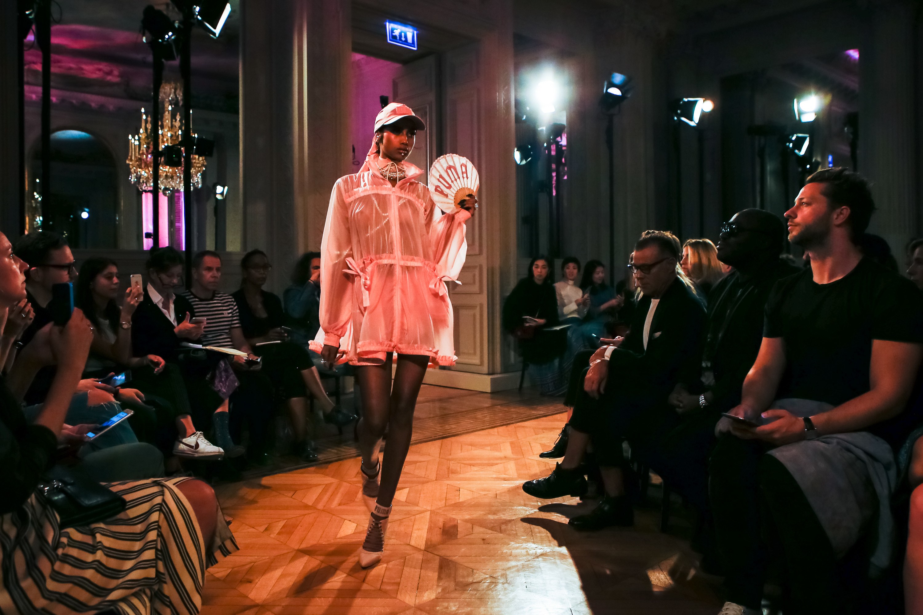 Mặc nội y đi giày thể thao? Rihanna vừa cho ra đời show Fenty x Puma như thế đấy! - Ảnh 15. Mặc nội y đi giày thể thao? Rihanna vừa cho ra đời show Fenty x Puma như thế đấy! - Ảnh 15.