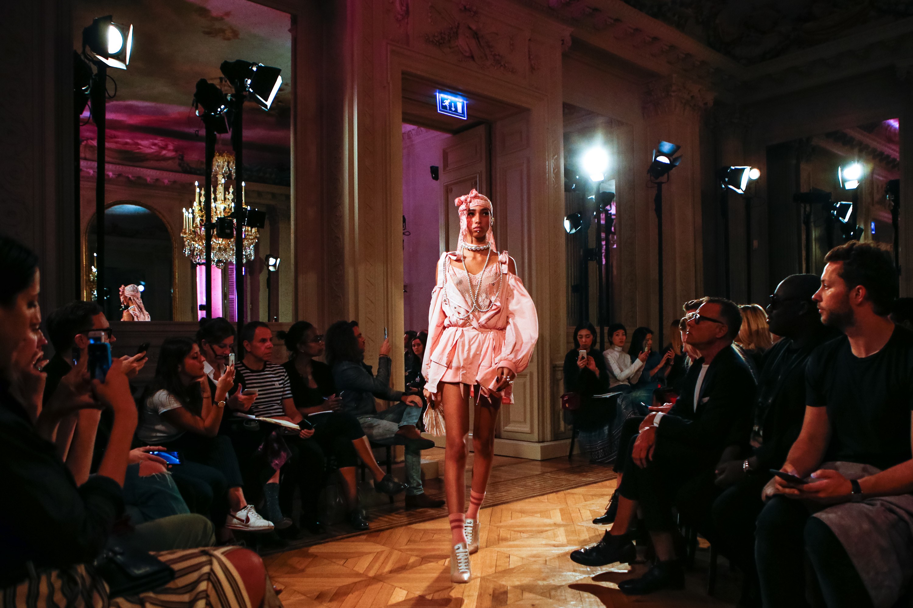 Mặc nội y đi giày thể thao? Rihanna vừa cho ra đời show Fenty x Puma như thế đấy! - Ảnh 14. Mặc nội y đi giày thể thao? Rihanna vừa cho ra đời show Fenty x Puma như thế đấy! - Ảnh 14.