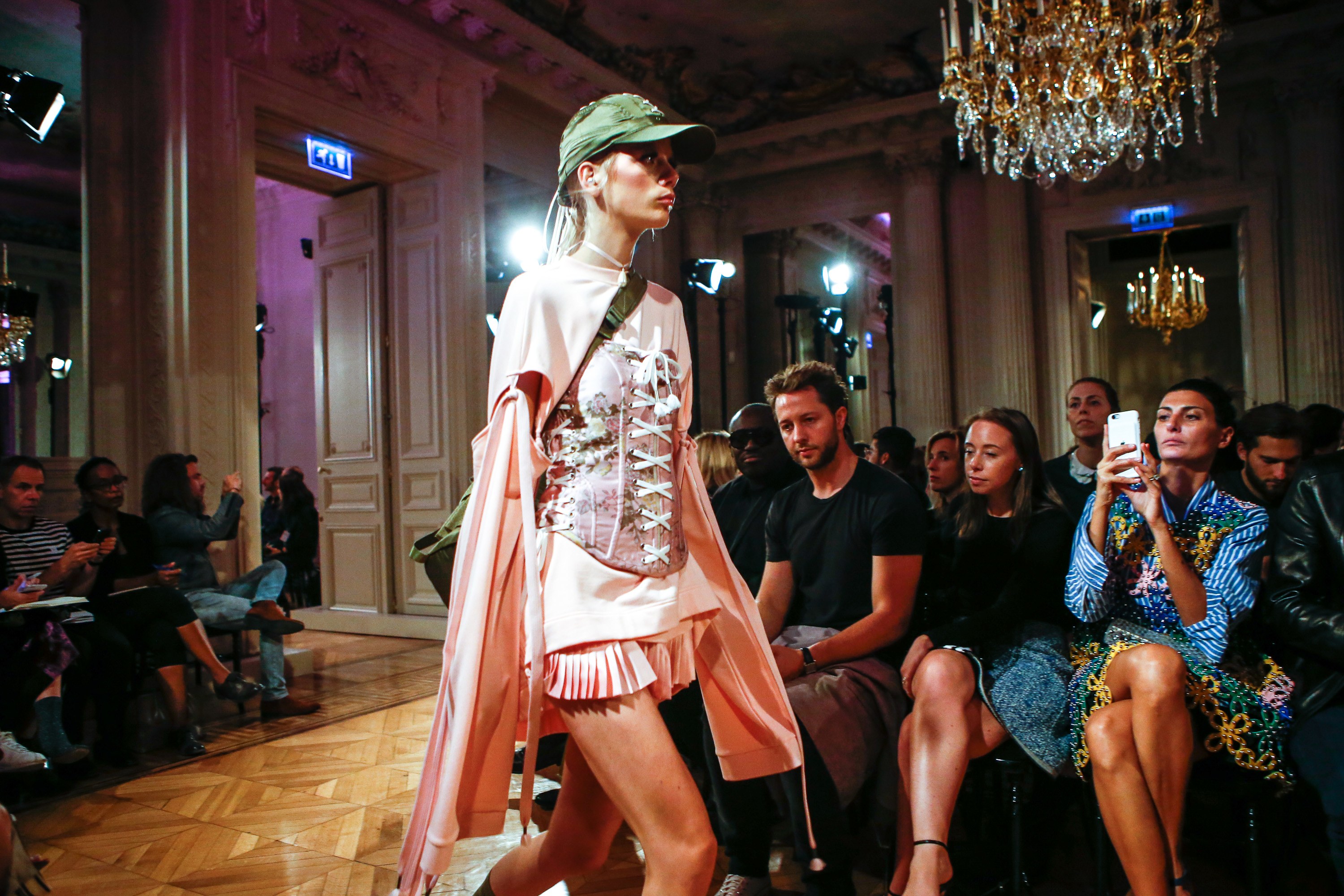 Mặc nội y đi giày thể thao? Rihanna vừa cho ra đời show Fenty x Puma như thế đấy! - Ảnh 11. Mặc nội y đi giày thể thao? Rihanna vừa cho ra đời show Fenty x Puma như thế đấy! - Ảnh 11.