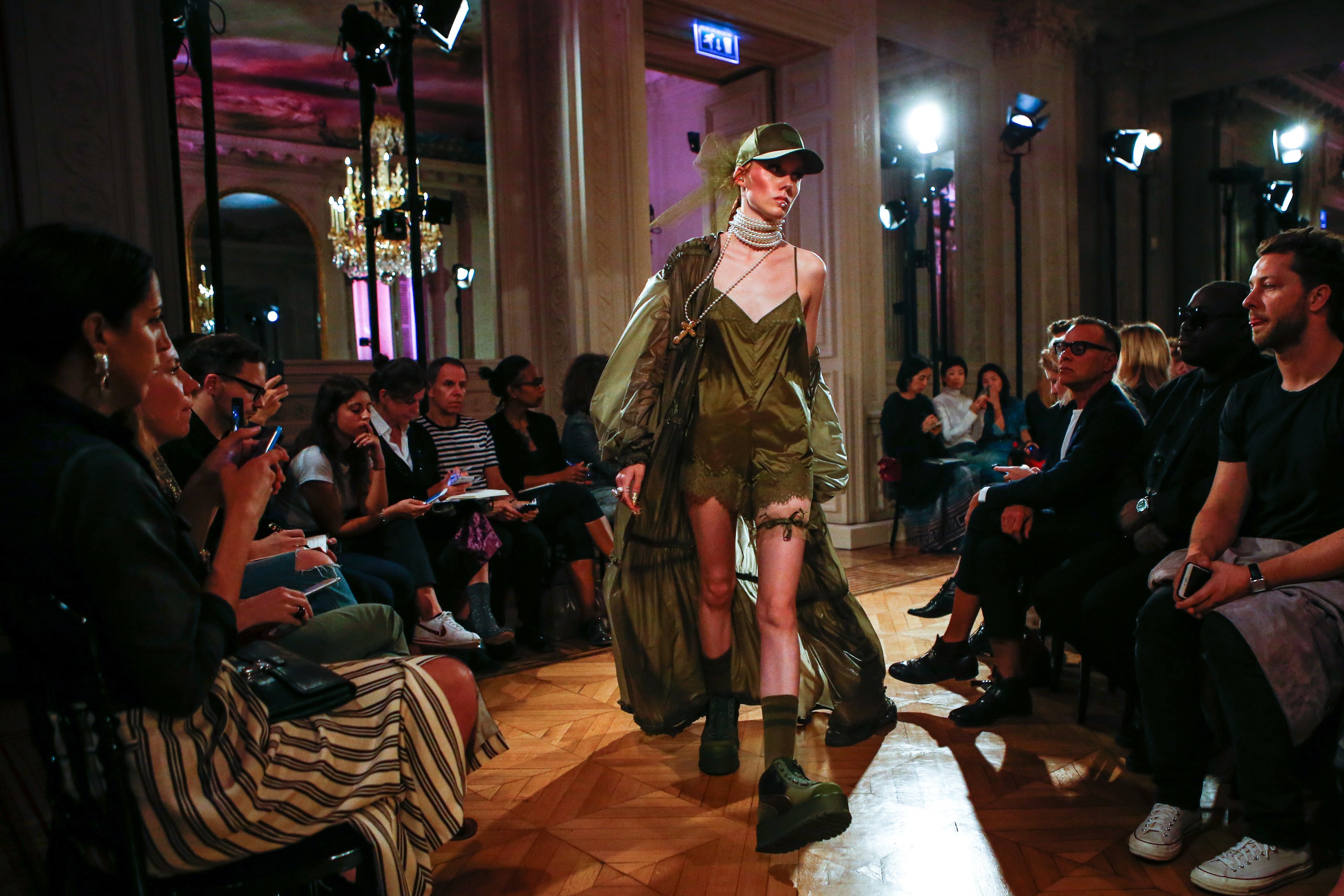 Mặc nội y đi giày thể thao? Rihanna vừa cho ra đời show Fenty x Puma như thế đấy! - Ảnh 9. Mặc nội y đi giày thể thao? Rihanna vừa cho ra đời show Fenty x Puma như thế đấy! - Ảnh 9.
