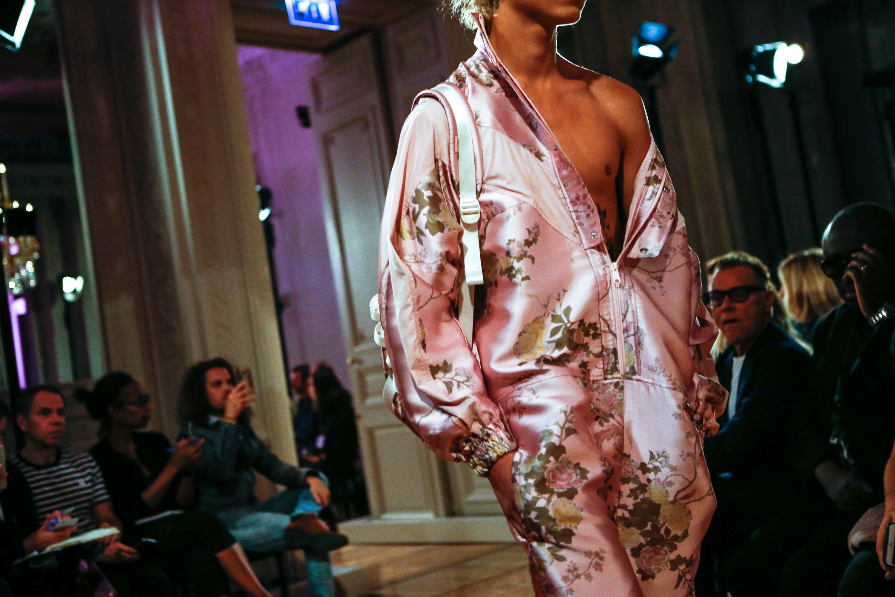 Mặc nội y đi giày thể thao? Rihanna vừa cho ra đời show Fenty x Puma như thế đấy! - Ảnh 8. Mặc nội y đi giày thể thao? Rihanna vừa cho ra đời show Fenty x Puma như thế đấy! - Ảnh 8.