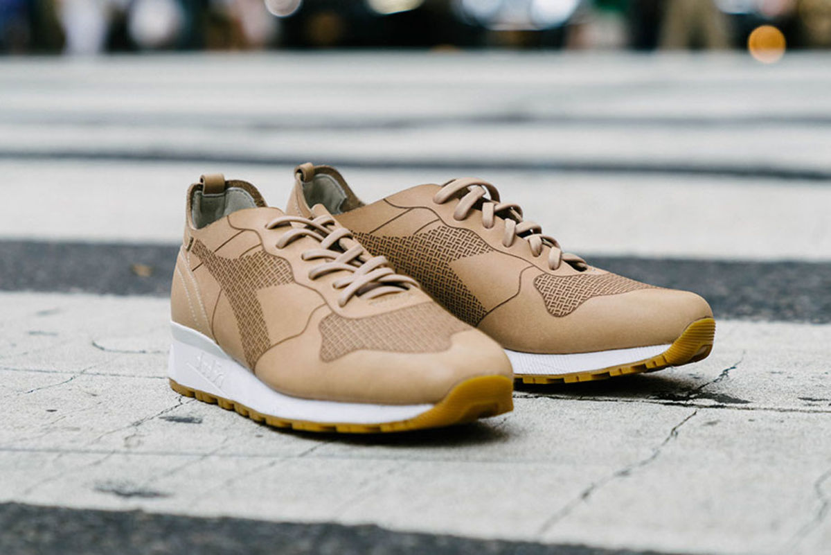 Gợi ý 6 mẫu giày phá cách nhưng vẫn tinh tế cho tháng 10 - Ảnh 4. Gợi ý 6 mẫu giày phá cách nhưng vẫn tinh tế cho tháng 10 - Ảnh 4.