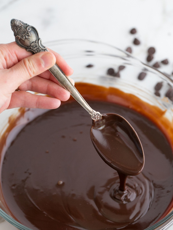 Cách làm sốt ganache chocolate và mẹo cuộn bánh bông lan “trăm trận trăm thắng” - Ảnh 20.