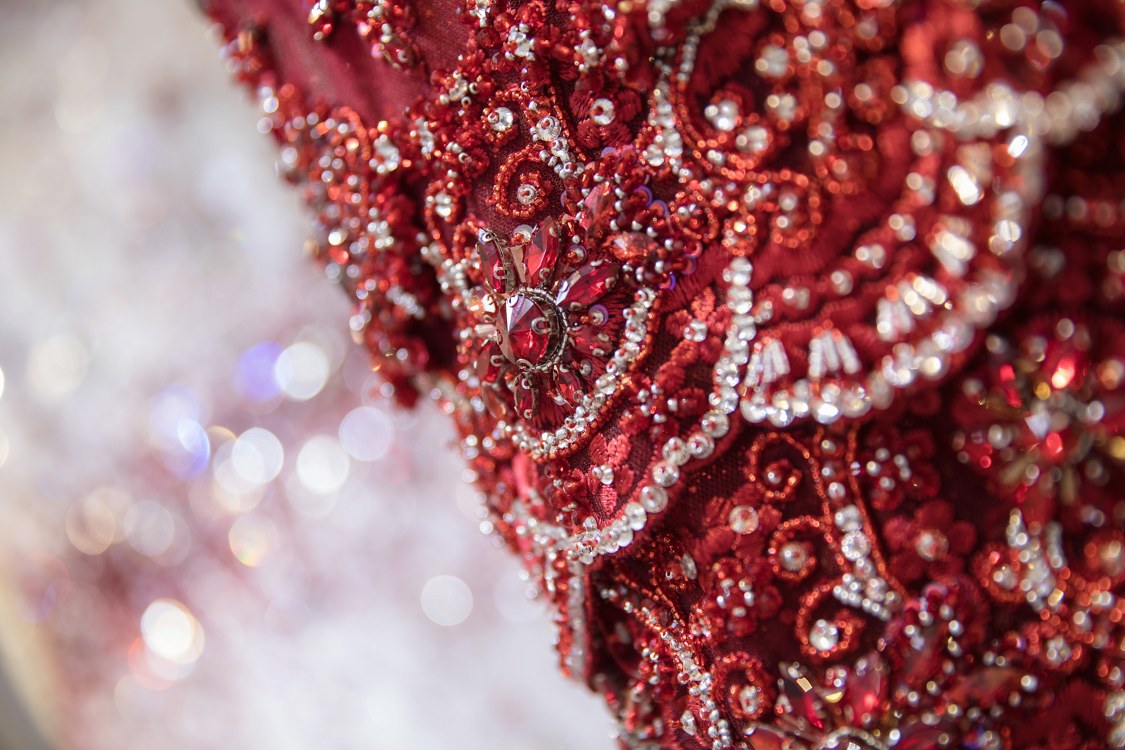 Clip: Ngọc Trinh thử váy đính hàng nghìn viên pha lê để diện tại Hoa hậu Hàn Quốc 2016 - Ảnh 5. Clip: Ngọc Trinh thử váy đính hàng nghìn viên pha lê để diện tại Hoa hậu Hàn Quốc 2016 - Ảnh 5.