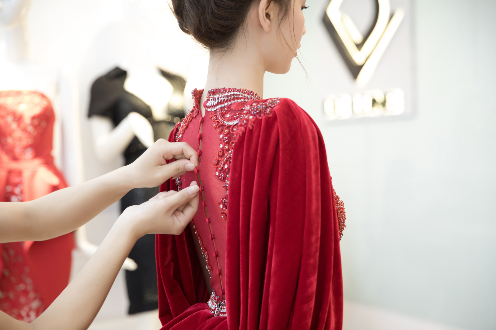 Clip: Ngọc Trinh thử váy đính hàng nghìn viên pha lê để diện tại Hoa hậu Hàn Quốc 2016 - Ảnh 4. Clip: Ngọc Trinh thử váy đính hàng nghìn viên pha lê để diện tại Hoa hậu Hàn Quốc 2016 - Ảnh 4.