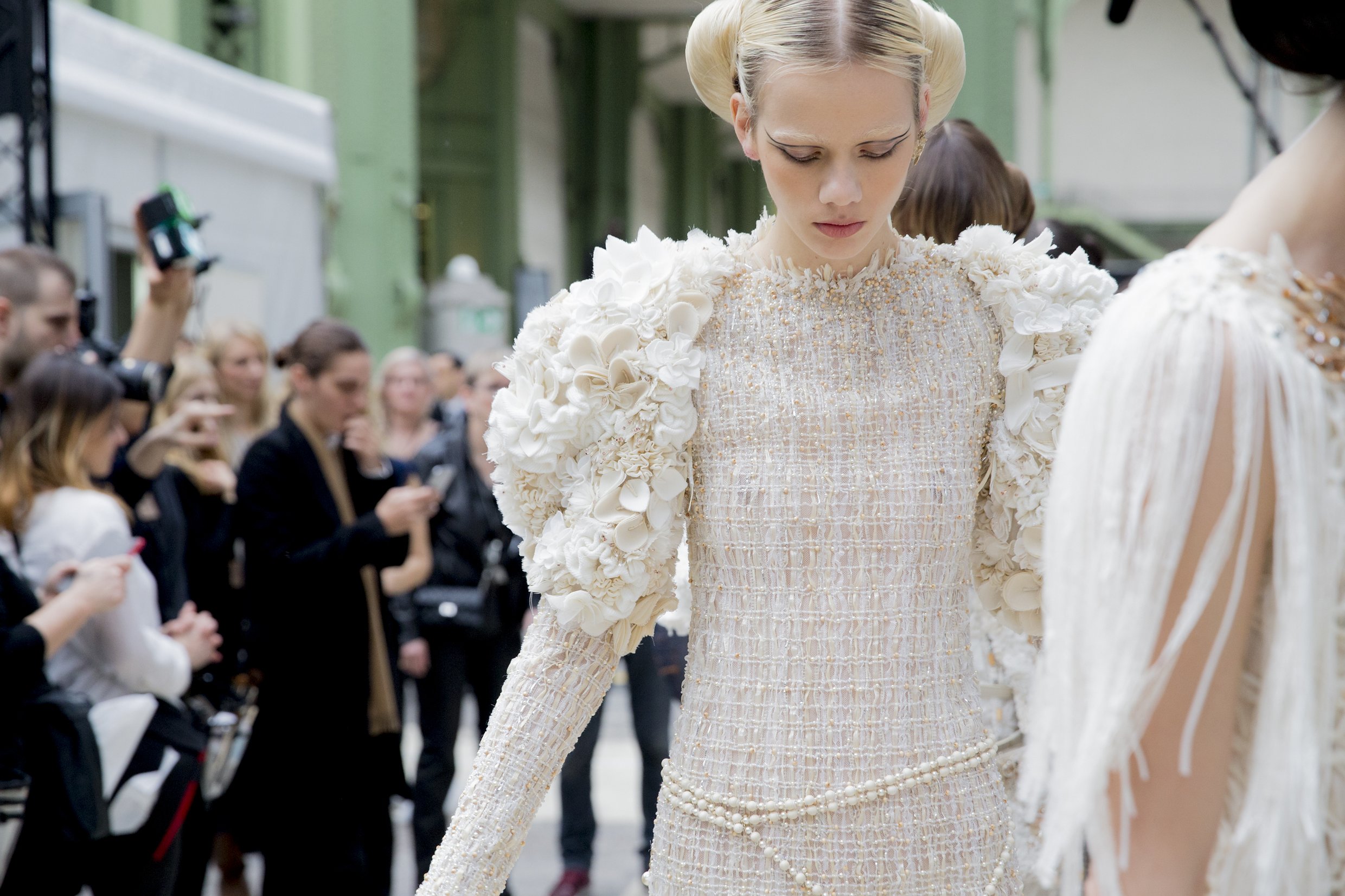 Haute Couture Việt Nam: Lại gây tranh cãi vì cách biệt 1 trời 1 vực với chuẩn quốc tế - Ảnh 8. Haute Couture Việt Nam: Lại gây tranh cãi vì cách biệt 1 trời 1 vực với chuẩn quốc tế - Ảnh 8.