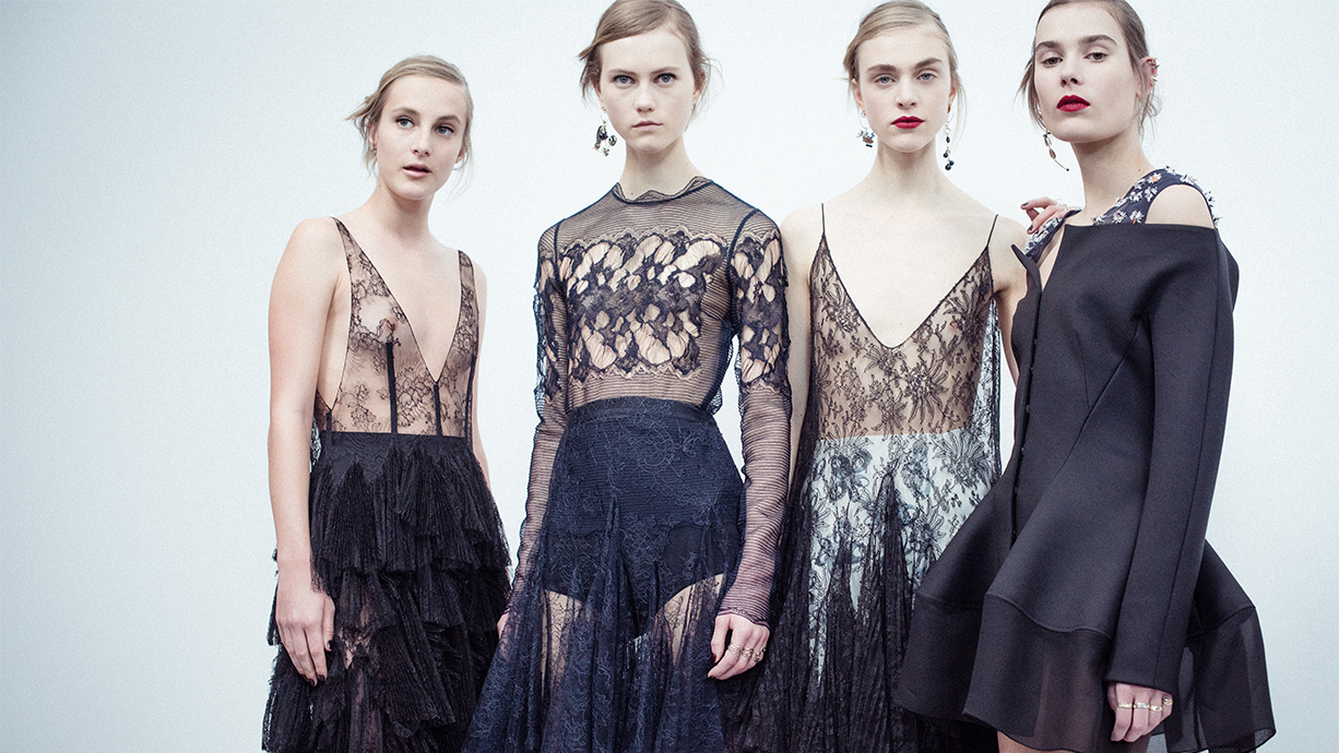 Haute Couture Việt Nam: Lại gây tranh cãi vì cách biệt 1 trời 1 vực với chuẩn quốc tế - Ảnh 12. Haute Couture Việt Nam: Lại gây tranh cãi vì cách biệt 1 trời 1 vực với chuẩn quốc tế - Ảnh 12.