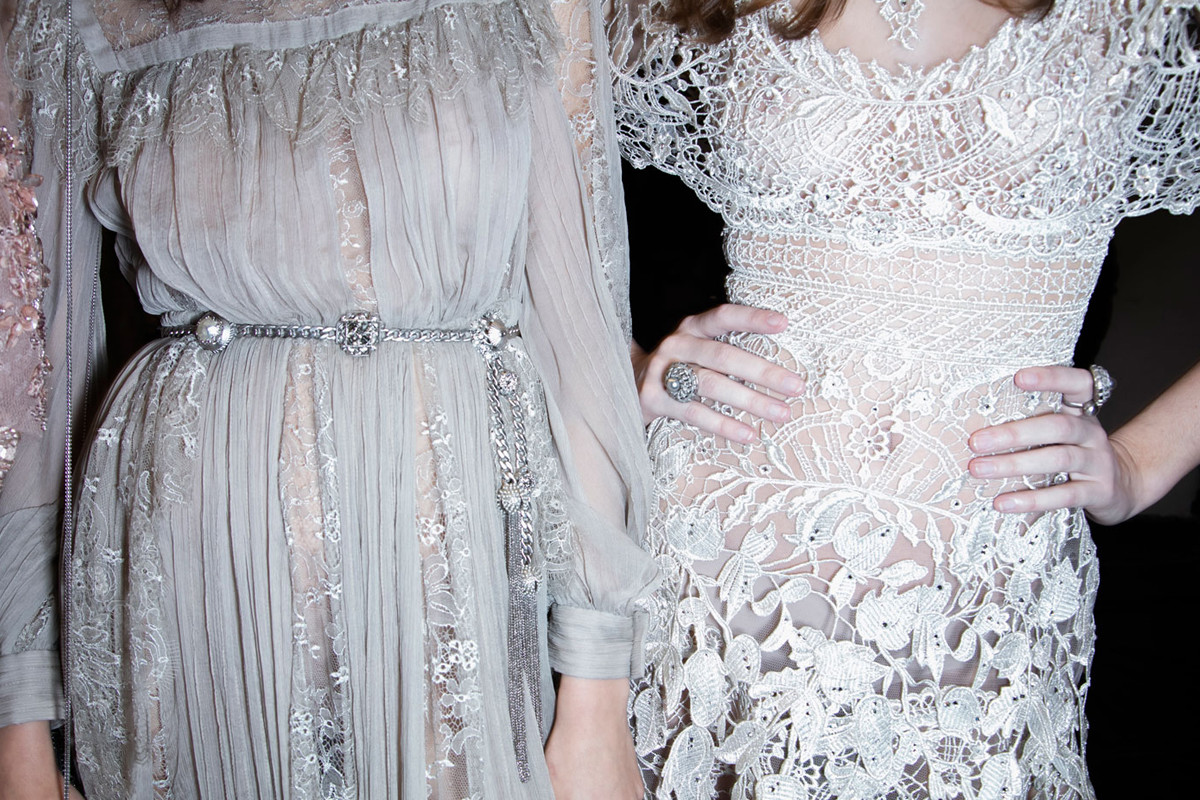 Haute Couture Việt Nam: Lại gây tranh cãi vì cách biệt 1 trời 1 vực với chuẩn quốc tế - Ảnh 14. Haute Couture Việt Nam: Lại gây tranh cãi vì cách biệt 1 trời 1 vực với chuẩn quốc tế - Ảnh 14.